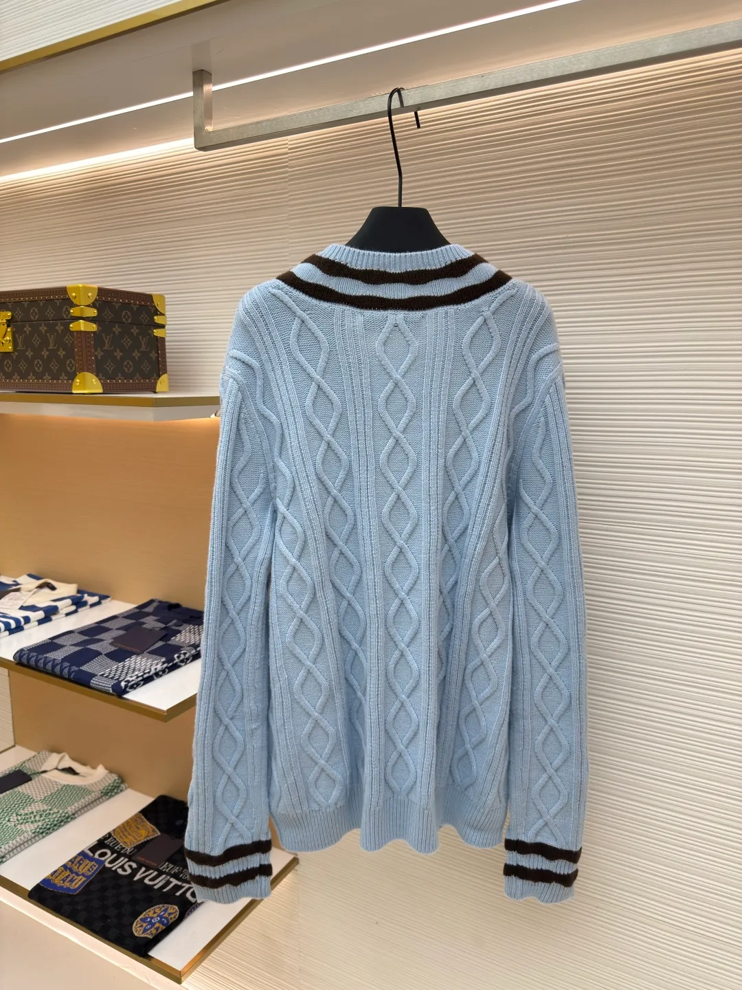 LOUIS VUITTON large V-neck cardigan with strokes ●Authentic product: Purchased and developed for 16600 ●Item number: 1680290-B55 ●Fabric: wool fabric ●Technology: knitting ●Version: fitted version ●Weight: about 705 grams ●Size: XS-S-M-L ●Description: 30 wool and 70% acrylic color. This style uses 7-needle Juxin machine to weave the piece. 9 yarn feeders are needed to hang the logo on the front. The whole piece needs to be moved to twist the rope. It is easy to explode holes at the intersection of the twisted rope. The whole piece is brown and part of the yarn is mohair. It takes a long time to adjust the machine. The stitches at the bottom of the sleeve clip are all edged, which increases the loom time and sewing time. Because the logo is hung with wool, the coffee-colored thread is clamped on the edge and needs to be drawn out. Moreover, due to the characteristics of mohair, the overall workmanship is very complicated. The embroidery is added with heat-capacitive glue and needs to be hot-glued to ensure quality. The checkerboard pattern needs to be positioned correctly, so it is faster. Each process of the entire garment is slow and time-consuming. The overall workmanship is very complicated. The embroidery is added with heat-capacitive glue and needs to be hot-glued to ensure quality. The checkerboard pattern needs to be positioned correctly. Therefore, the speed is relatively high, and each process of the entire garment is relatively slow and time-consuming. The overall wiring is straight and delicate. The fabric is comfortable and soft. The color is consistent and has no color difference. It can be matched with the same style to create a fashionable look and control various occasions. Customized accessories, complete with three standards, same style for men and women!